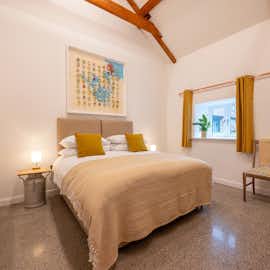 Cricklehaze - Bedroom 2: King size or twin plus room for an extra single bed (charged) Cricklehaze - Bedroom 2: King size or twin plus room for an extra single bed (charged)