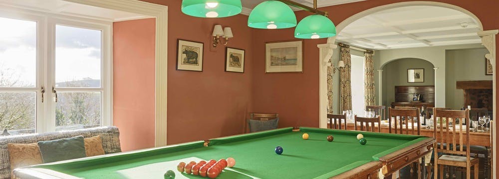 Snooker room linked to the dining room, a view through the window