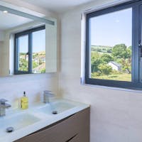 Master bedroom en suite with bath Master bedroom en suite with bath