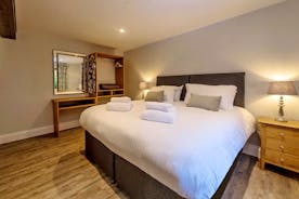 Kingshay Barton - Bedroom 7 (Venley) sleeps 2 in zip and link beds (super king or twin)