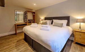 Kingshay Barton - Bedroom 7 (Venley) sleeps 2 in zip and link beds (super king or twin)
