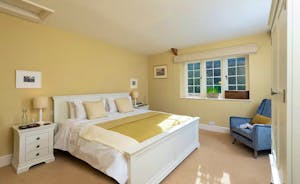 Pitsworthy: Bedroom 3 sleeps 2 and has an en suite with a bath and separate shower