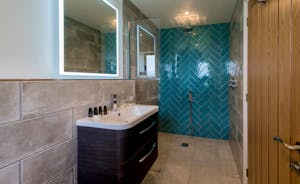 Croftview - Bedroom 3 (Duck): the en suite shower room