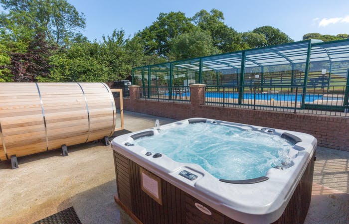 Devon holiday let sleeping 13 with indoor pool, hot tub, sauna and games room