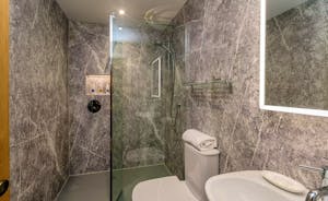 Kingshay Barton - Bedroom 10 (Foxwell) has an en suite shower room