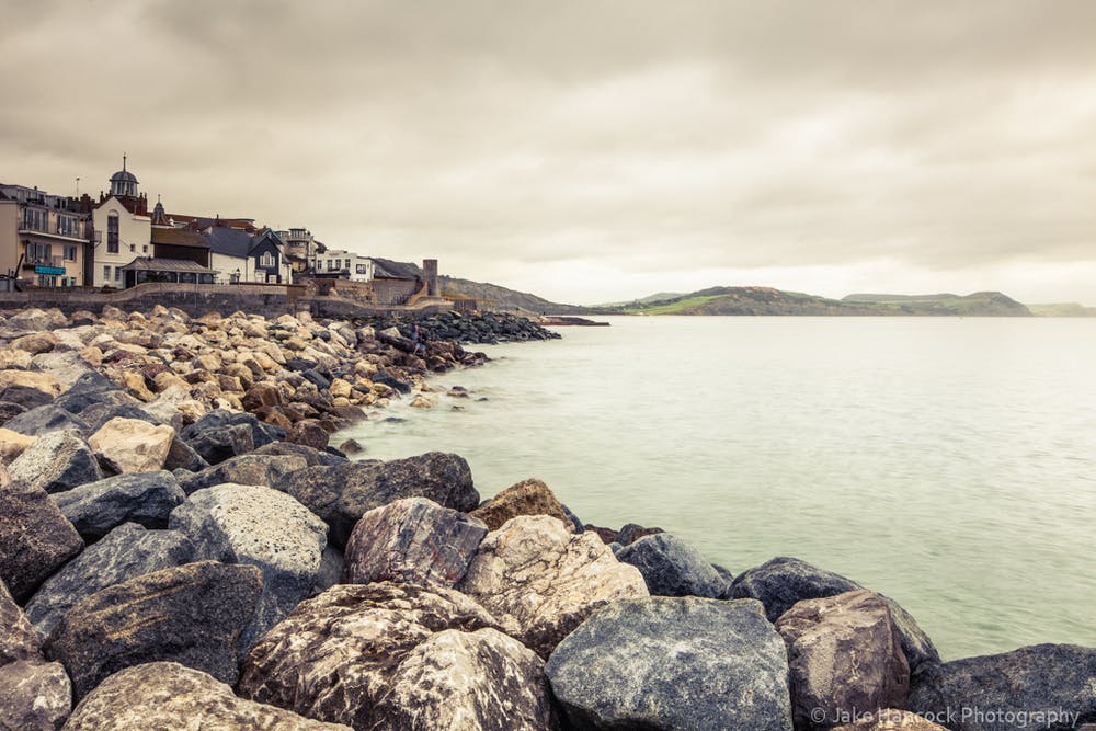 lyme-regis-quiet-winter-walks-along-the-pebble-beach