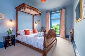 Wonham House - Bedroom 4 has a Victorian half tester bed