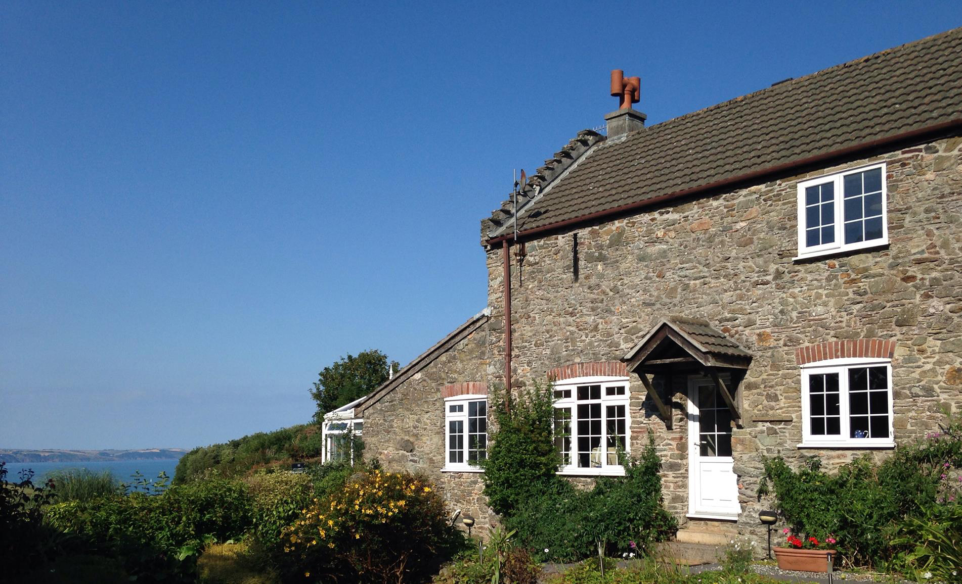Super King bed instead of a twin bed in the second bedroom in Wisteria Cottage