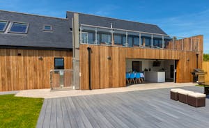 Shires - A stunning timber-clad holiday home for 14
