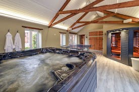Ridgeview: In the Spa Room there's a hot tub and a sauna - all yours for the whole of your stay