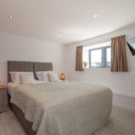 The Granary - Bedroom 3: super king or twin, and an ensuite shower room The Granary - Bedroom 3: super king or twin, and an ensuite shower room