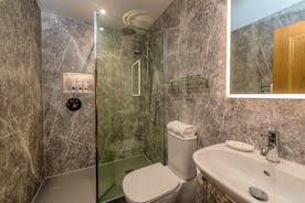 Kingshay Barton - Bedroom 8 (Warren) has its own en suite shower room