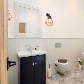 Hill View - Bedroom 6 has use of the bathroom right opposite Hill View - Bedroom 6 has use of the bathroom right opposite