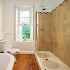 Sampford View - The main bathroom has a roll top bath and a big shower Sampford View - The main bathroom has a roll top bath and a big shower