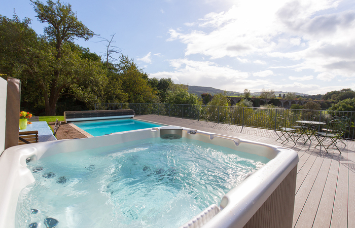 Monmouth accommodation with hot tub, swimming pool and games room sleeping 12