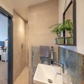 Hares Barton - Bedroom 9 has an ensuite shower room Hares Barton - Bedroom 9 has an ensuite shower room