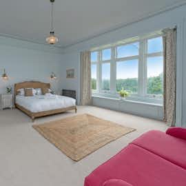 Kennard Hall -  Bedroom 1: spacious, light and airy Kennard Hall -  Bedroom 1: spacious, light and airy