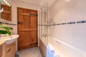 Lower Leigh - The en suite bathroom for Buttercup