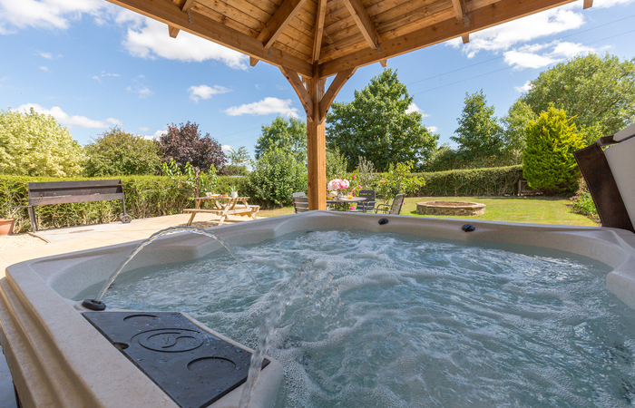 Wiltshire holiday let for group accommodation sleeps 27 in 11 en suite bedrooms with hot tub and games room