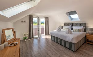 Inwood Farmhouse - Bedroom 8 (Bushy Mead) has zip and link beds and an en suite shower room