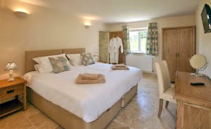 Holemoor Stables: Bedroom 2 - superking or twins and an en suite wet room