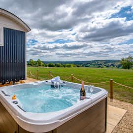 Sweet Chestnut - Amazing views from the hot tub Sweet Chestnut - Amazing views from the hot tub