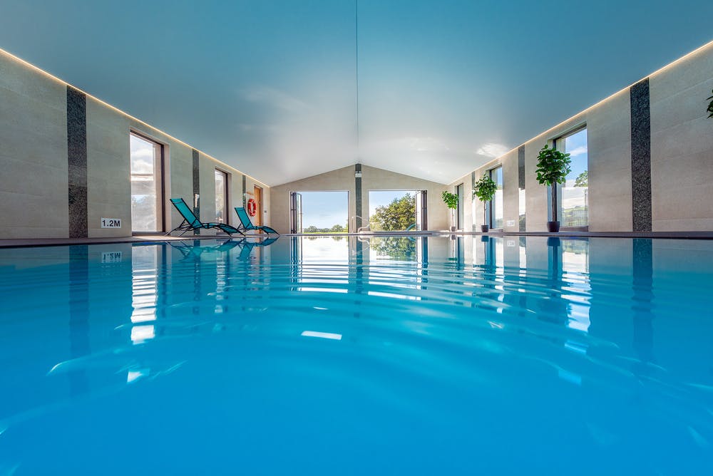 Big cottage sleeping up to 14 in Devon with indoor spa hall with indoor pool, sauna and hot tub, games room and bbq lodge