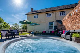 Pound Farm - Relax in the sunken hot tub