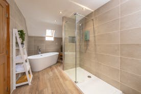 Hamble House - The ensuite bathroom for Bedroom 8 