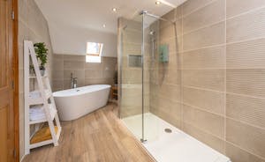 Hamble House - The ensuite bathroom for Bedroom 8 