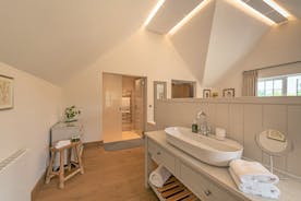 Perys Hill - The Farmhouse: Bedroom 4 has its own shower room 