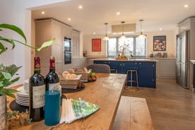 Teds Place - Room to cook, drink and chat in the kitchen