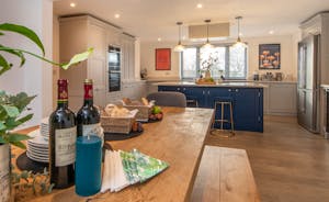 Teds Place - Room to cook, drink and chat in the kitchen