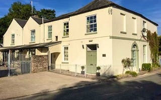 '8-Bedroom Holiday Houses & Cottages' - Holiday Ideas