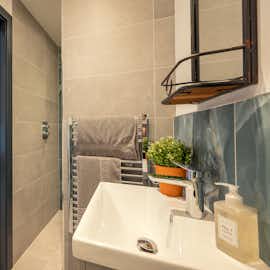 Hares Barton - Bedroom 8 has an ensuite shower room Hares Barton - Bedroom 8 has an ensuite shower room