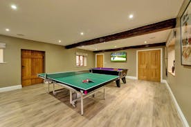 Kingshay Barton - Play pool and table tennis in the Games Room