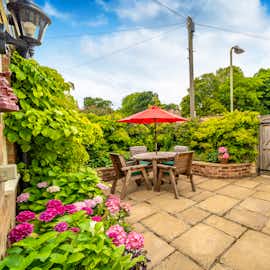 Sticky End Rutland:  Courtyard Cottage Garden Sticky End Rutland:  Courtyard Cottage Garden