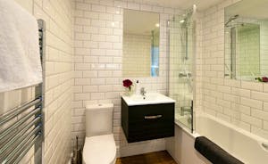 Zippity - Bedroom 1 has an en suite bathroom with an overhead shower