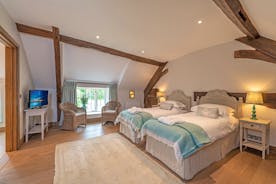 Perys Hill - The Farmhouse: Bedroom 2 can have a super king or twin beds
