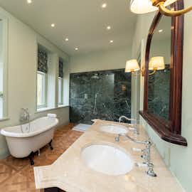 Kennard Hall -  The ensuite bathroom for Bedroom 1 Kennard Hall -  The ensuite bathroom for Bedroom 1