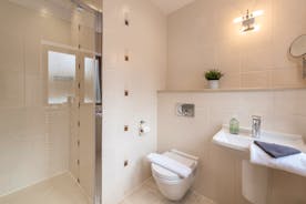 Hamble House - The ensuite shower room for Bedroom 2 