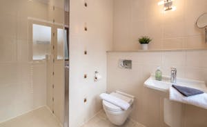 Hamble House - The ensuite shower room for Bedroom 2 