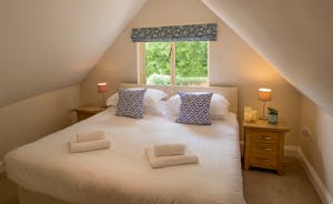 Foxcombe - Such a cosy room! Bedroom 5 can be a superking or a twin room, and it has a lovely en suite bathroom