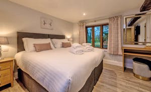 Kingshay Barton - Bedroom 4 (Coombe) sleeps 2 in zip and link beds (super king or twin)