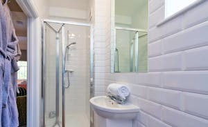 Pitmaston House - Bedroom 3 has a crisp white en suite shower room