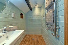 Menagerie House - Bedroom 3 has an en suite shower room