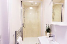 The Plough - Bedroom 7 en suite shower room