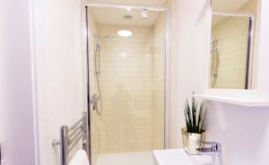 The Plough - Bedroom 7 en suite shower room