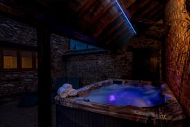 Foxhill Lodge - The private hot tub is covered so you can use it even if it's raining