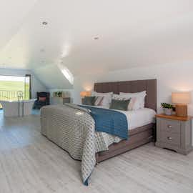 The Granary - Bedroom 9: Super king or twin room, the option of 2 extra guest beds (charged), an in-room bath and an ensuite shower room The Granary - Bedroom 9: Super king or twin room, the option of 2 extra guest beds (charged), an in-room bath and an ensuite shower room